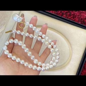 Beautiful baroque style pearl necklace.